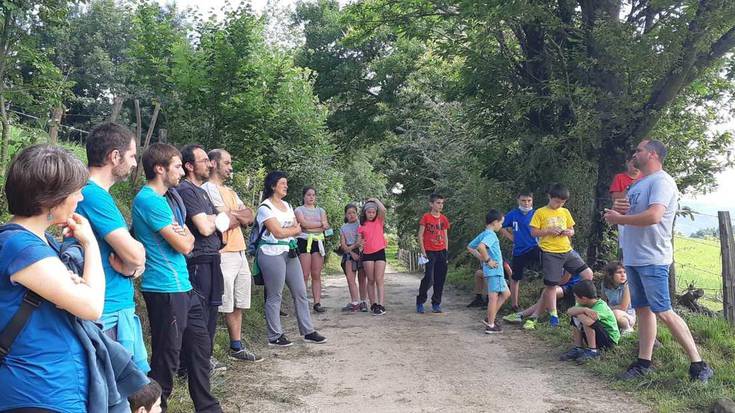 Normaltasun berrira egokitzeko aniztarren bisita izan dute lehenik Jauregia esneki-lantegian