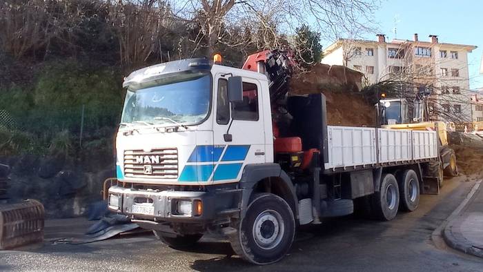 Lurra kendu eta konponketak egin bezain abudo irekiko dute Leitzako Lizarraga kalea auto eta oinezkoentzat