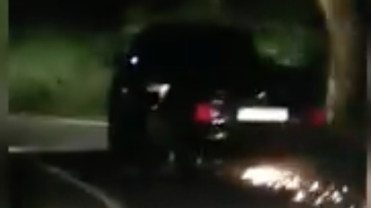 Aginako bidean istripua izan ondotik, atoian baina errepidean arrastaka zeramaten autoak su hartu zuen