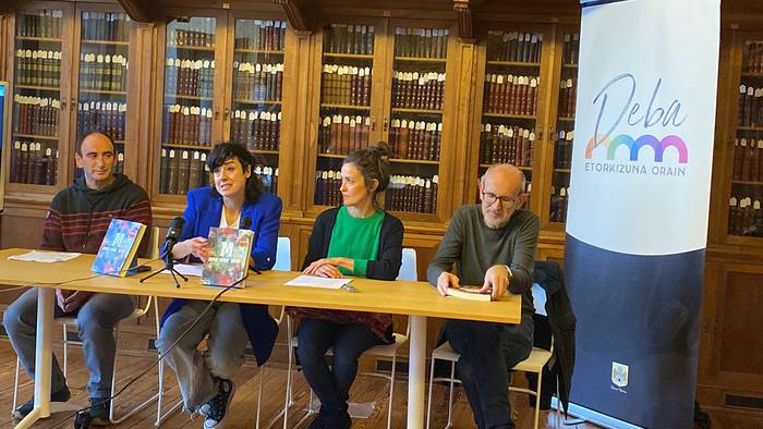 Amatasunari buruzko ‘M, ama* eme* ume*’ liburua aurkeztu dute Estitxu Fernandez eta Erika Lagoma lesakarrek