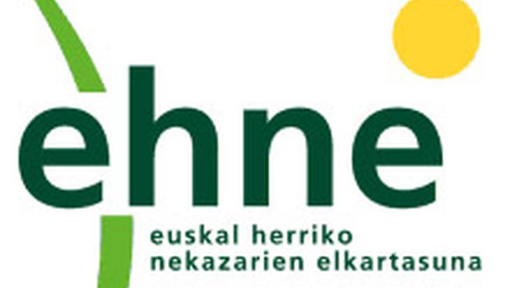 Ehne nekazal elkarteko felipe Etxetxikiarekin elean.
