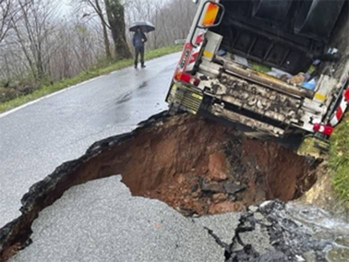 Arantzako errepidea moztuta dago euriteen ondorioz zulo handi bat sortu delako