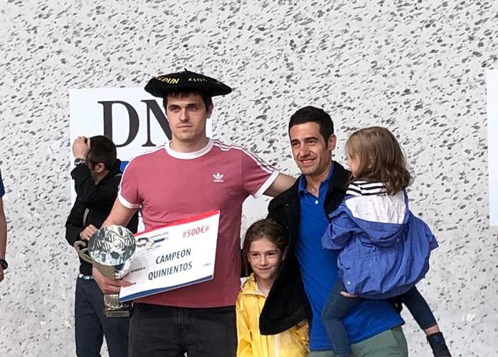 Jon Olaizolak Open Diario de Navarra txapelketako txapela jantzi du