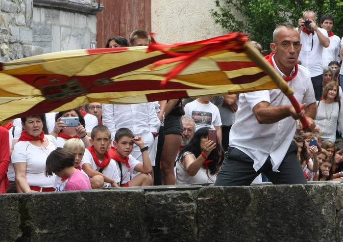Zubiriari egin beharreko omenaldia ere bertan behera utzi dute Lesakan