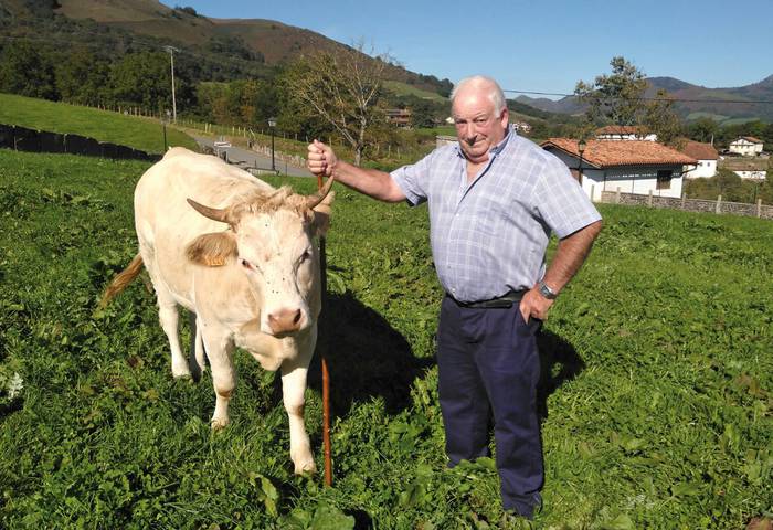«Sobera burokrazia bada, abeltzainei lagundu egin behar zaie eta ez trabak jarri»