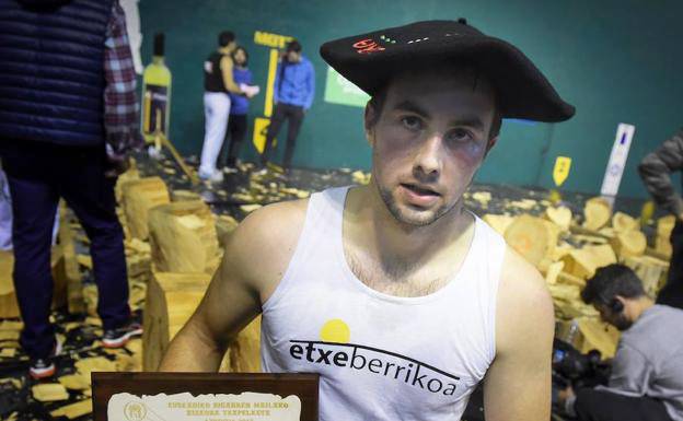 Ruben Saralegi leitzarrak irabazi du bigarren mailako Euskal Herriko aizkora txapelketa