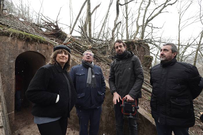 Erratzuko bunkerrera bisita instituzionala egin dute ‘Hormigoizko mugak’ proiektuaren barrenean