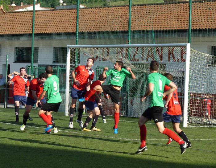Maila mantentzeko eta igotzeko aukerak mantentzeko garaipenak lortu dituzte Baztan eta Doneztebe futbol taldeek
