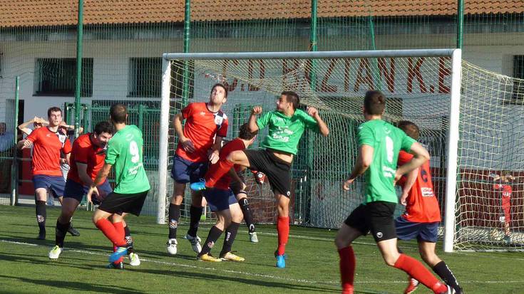 Etxeko lehen garaipenaren bila aterako da Baztan futbol talde nagusia larunbatean