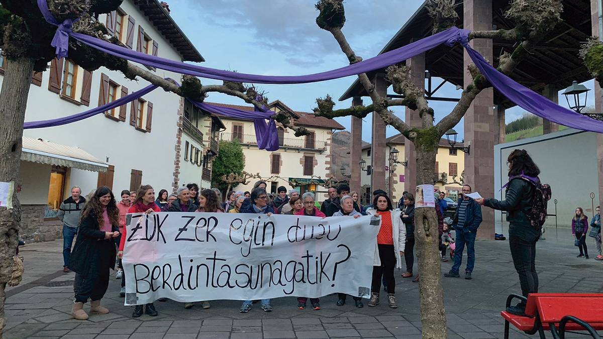 Emakumearen Eguneko elkarretaratzea egin zuten Etxalarren ere