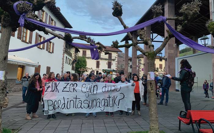 Emakumearen Eguneko elkarretaratzea egin zuten Etxalarren ere