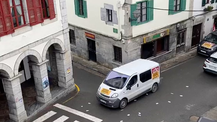 Auto-karabana Doneztebetik Elizondora bidean da