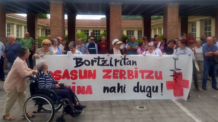 Osasun zerbitzu duina nahi dutela aldarrikatu dute Bortzirietako herritarrek Lesakan