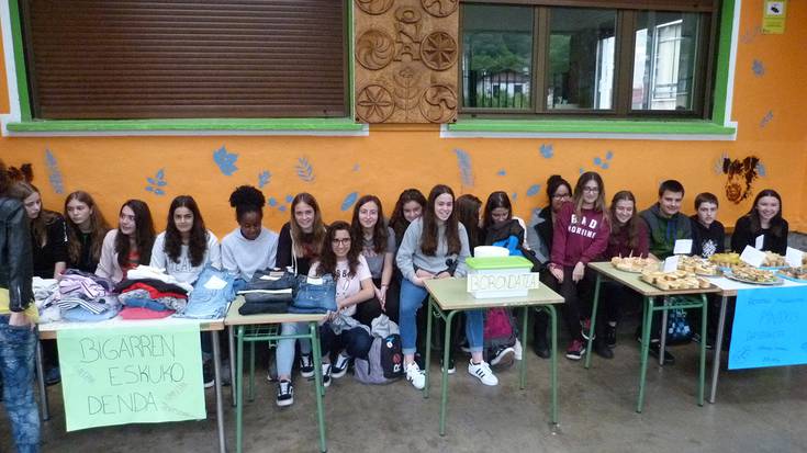 Bertako produktuekin egindako pintxoen dastaketa eta arropen truke-azoka ospatu dute Toki Ona Institutuan