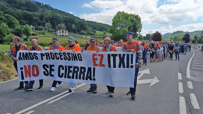 Legasako Arcelor Mittal ez ixteko eskatuz karrikara atera dira herritarrak eta langileak