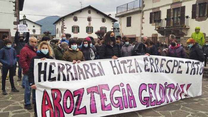 Baztango alkateak eta herrietako bertze zortzi alkatek bat egin dute Lekarozko Herriarekin