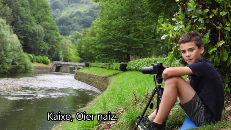 Hegaztiak behatzen segitzen du Oier Erkizia Doneztebeko gaztetxoak
