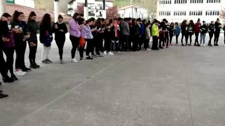 Elkarretaratzea egin dute Toki Onako ikasleek Emakumearen Nazioarteko Egunean