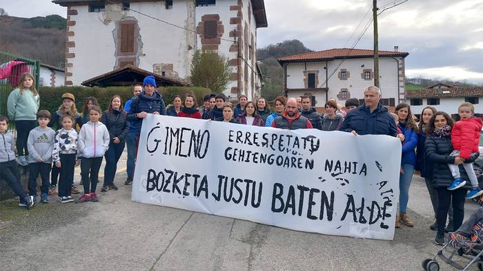Eskolako jardunaldia erabakitzerakoan gehiengoaren nahia errespetatzeko eskatu dute Etxalarko eta Lesakako eskoletako hainbat familiak
