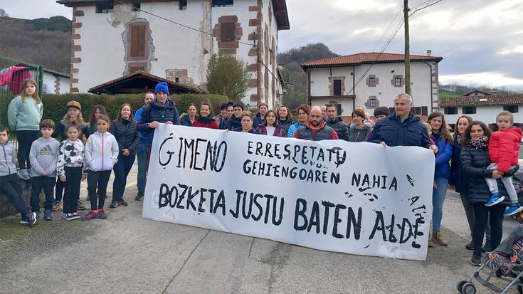 Eskolako jardunaldia erabakitzerakoan gehiengoaren nahia errespetatzeko eskatu dute Etxalarko eta Lesakako eskoletako hainbat familiak