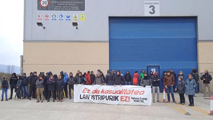 Ostiralean hil zen leitzarraren lan istripua salatzeko elkarretaratzea egin dute lankideek