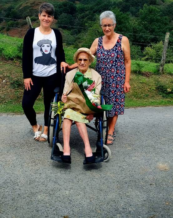 Ehun urte bete ditu Etxalarko Regina Ibarrak