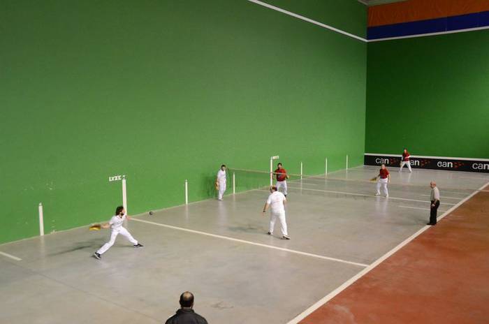 Iruritako I. Frontenis Txapelketa Mistoko finala, bazkaria eta besta izanen da larunbatean herrian