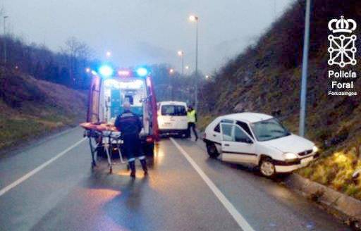 Errepidetik atera eta farola baten kontra talka egin ondotik zauritua, Oronozen