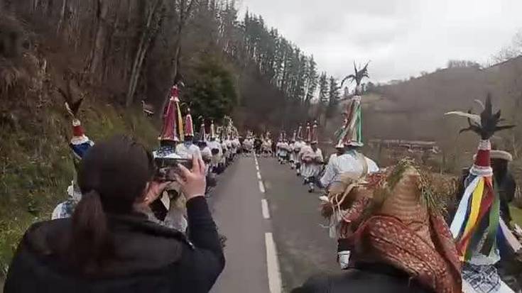 [Bideoa] Iturengo eta Aurtizko joaldunak Zubietako bidean eta herrira ailegatzen