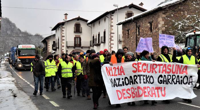 Segurtasuna eskatuz lehen bide-mozketa egin dute N-121-A errepidean