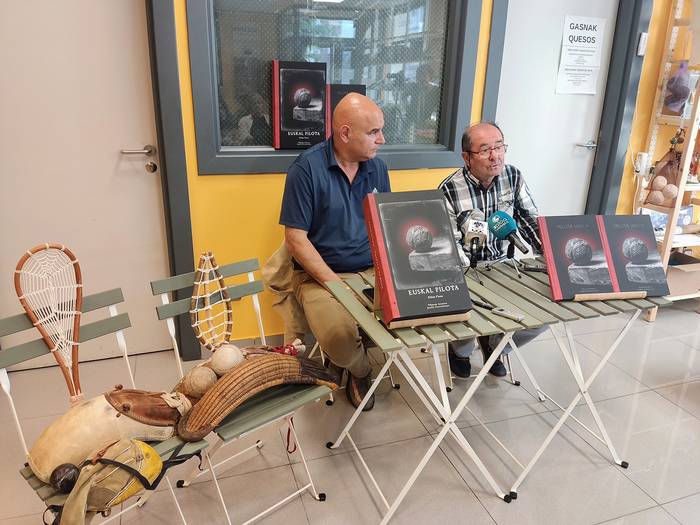 Elizondon ere aurkeztu dute ‘Euskal pilota’ liburua
