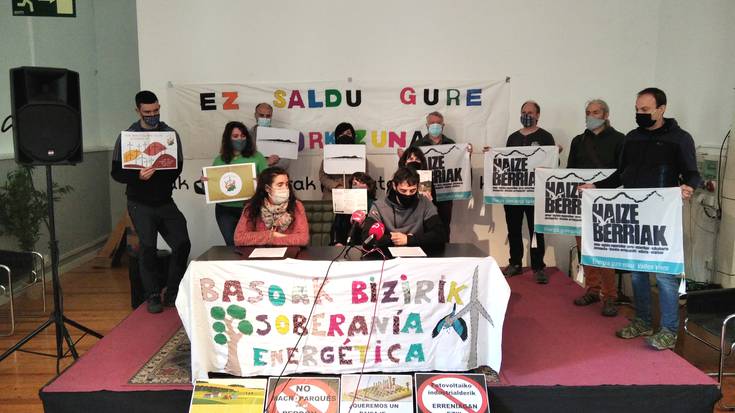 Hainbat kolektibo eta auzo-plataformek Nafarroako parke eolikoen eta eguzki plakaren proiektuen aurkako manifestu bat aurkeztu dute Iruñeko Katakraken