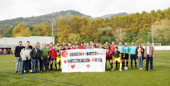 Baztan futbol taldeko diru-sarrerak minbiziaren kontrako borroka laguntzeko bideratu dituzte