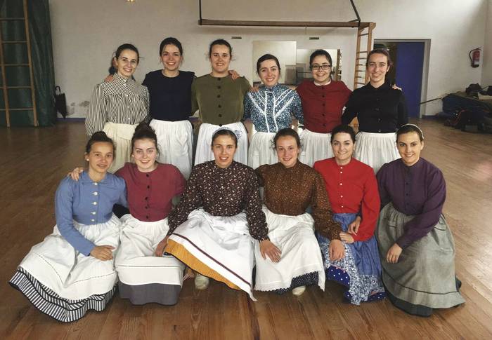 Tantirumairu euskal folklore taldeko helduen emanaldia izanen dute apirilaren 20an Lesakan
