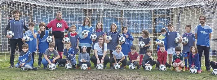 80 haur eta gaztetxo hasiak dira Leitzako futbol campusean