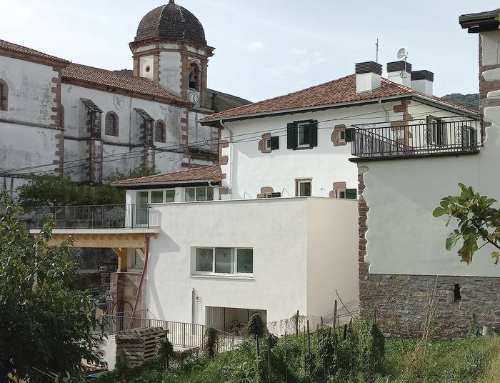 Zugarramurdiko Herriko Etxeko ostatua eta jatetxea errentan hartzeko enkantea deitu du udalak