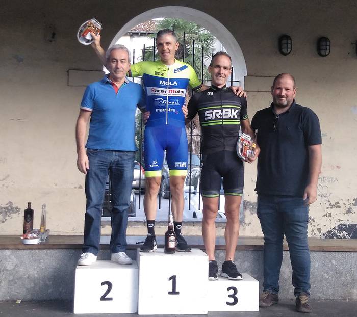 Artziniegako lasterketan podiora igo da Iñaki Villoria txirrindulari iruritarra
