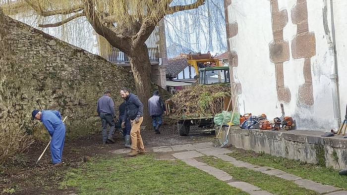 Zugarramurdiko Elizargietan eta elizako dorrean malobra egin dute