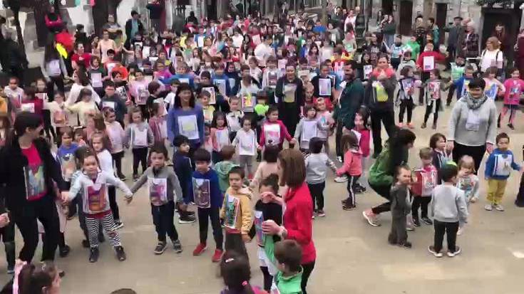 Korrika Ttikiaren ondotik kantuan eta dantzan ibili dira Lesakan