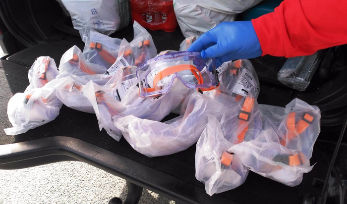 Legasan, herritar batek babes-betaurrekoak eman dizkio Foruzainen Elizondoko patruila bati