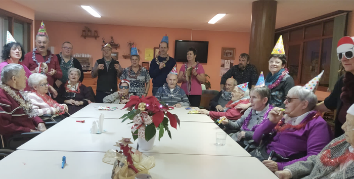 Elkarrizan elkarteko boluntarioek Berako Zahar Etxekoekin irteera egin dute Eguberriak ospatzeko