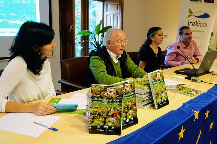 Bidasoaren Arroko Ibai-Landaredia liburua aurkeztu dute Bertizen