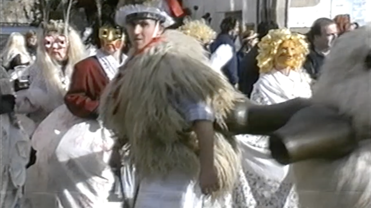 Iturengo inauteriak 2003: joaldunak eta mozorroak Iturengo plaza eta karriketan barrena
