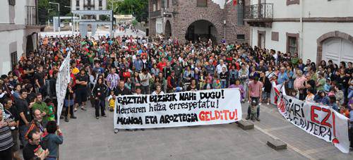 Uztailaren 17ko manifestazioaren balorazio arras positiboa egin du Aroztegia eta gero zer? Plataformak