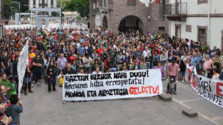 Uztailaren 17ko manifestazioaren balorazio arras positiboa egin du Aroztegia eta gero zer? Plataformak