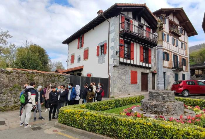 215 lagunek hartu dute parte Lesakan udan egindako bisita gidatuetan