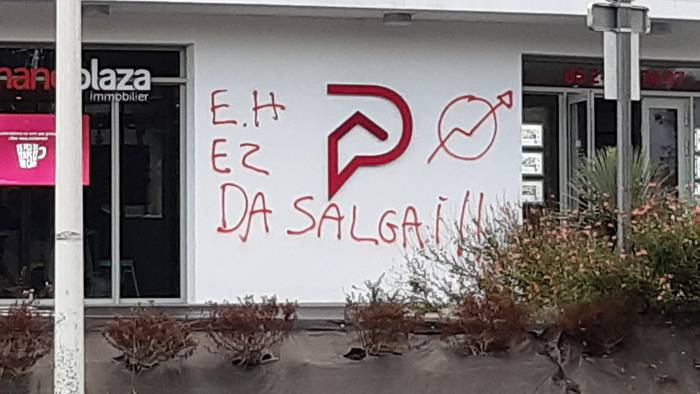 Lau gazte atxilotu dituzte Senperen herriko hainbat higiezinen agentzietan tindaketak egitea leporatuta
