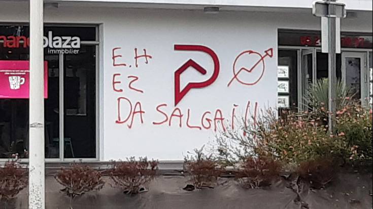Lau gazte atxilotu dituzte Senperen herriko hainbat higiezinen agentzietan tindaketak egitea leporatuta