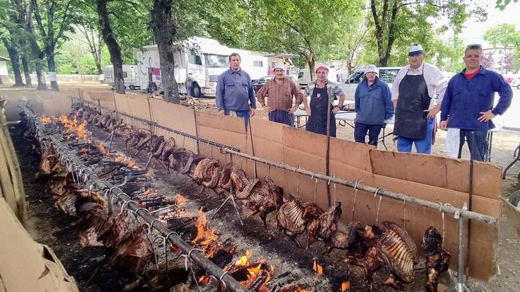 Elizondoko besten barrenean, zikiro jatea prestatzen ari den Benito Elizagoienekin mintzatu gara