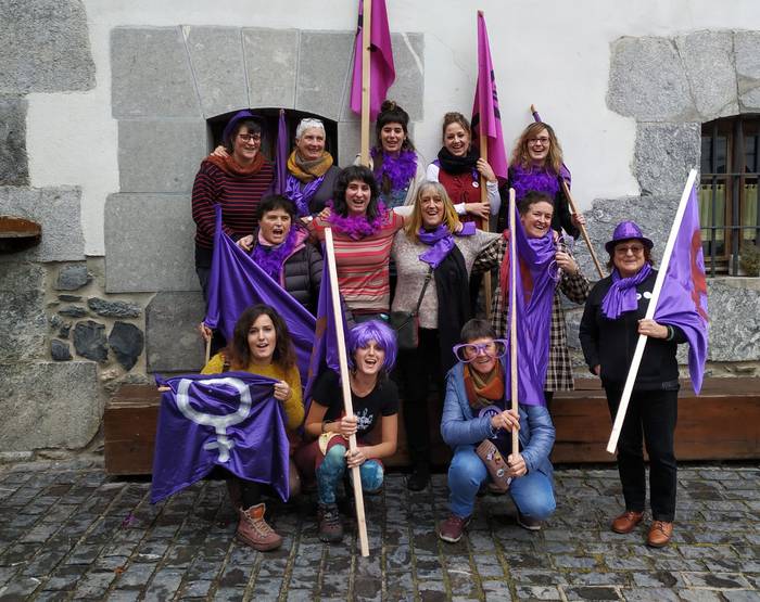 Asteburuan hasi dira Sastrakak Leitzaldeko Feministak azaroaren 25erako giroa berotzen